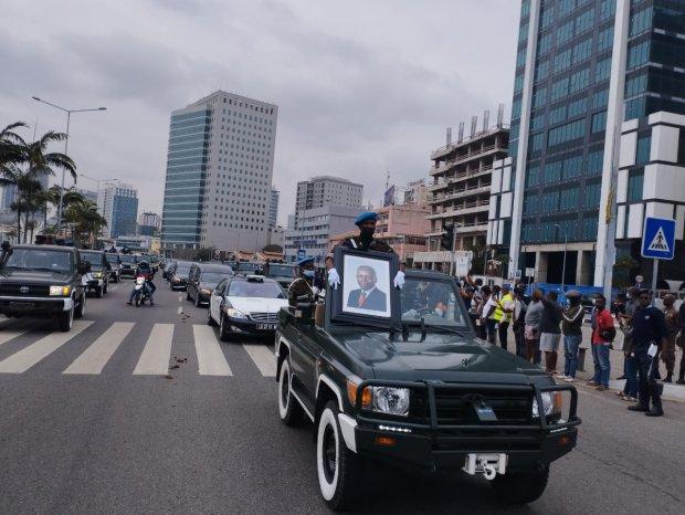 Sadness and tears mark the funeral procession of José Eduardo dos