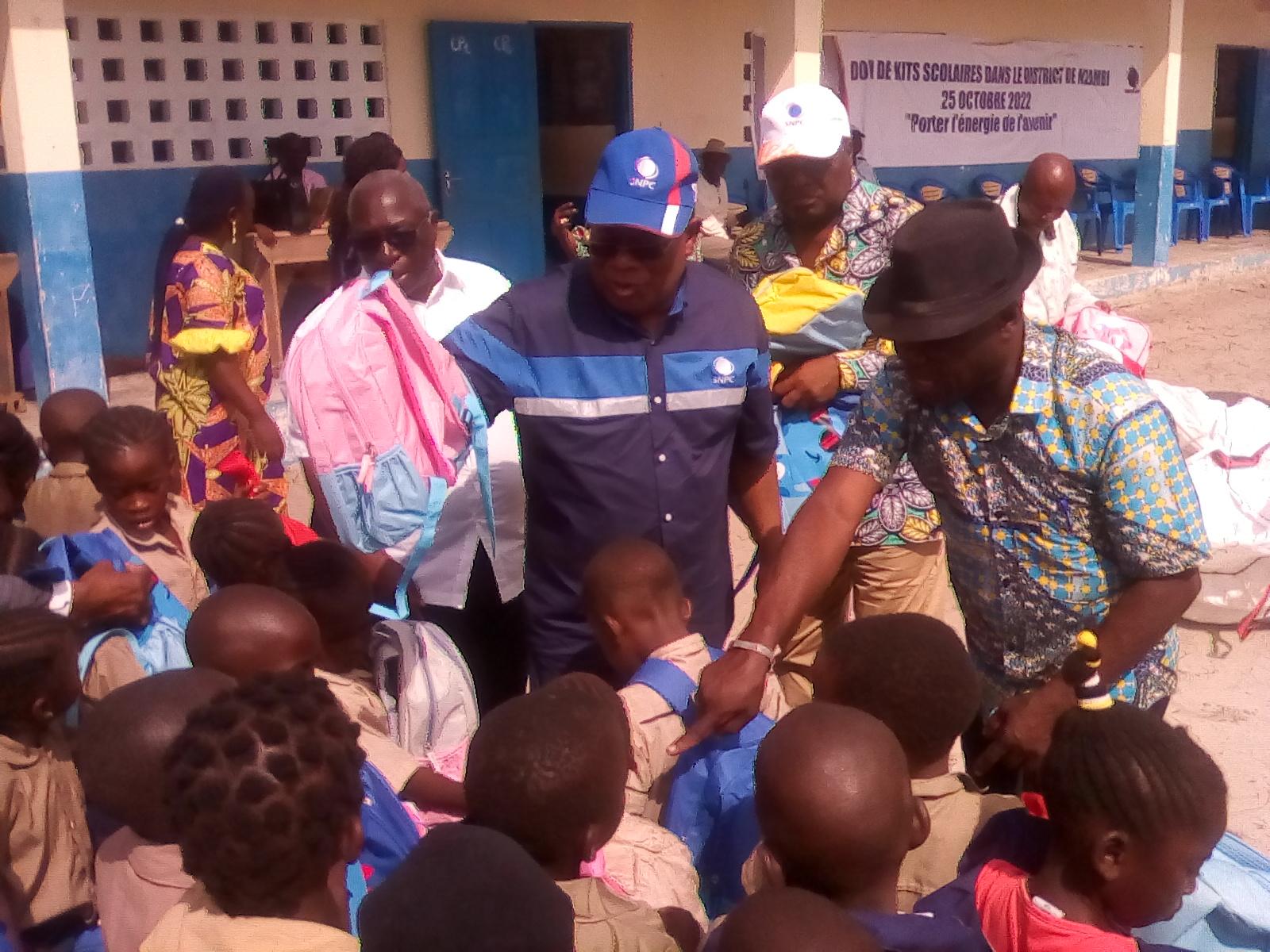 Solidarit La Snpc Offre Des Kits Scolaires Aux Enfants Du District