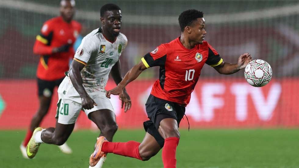 Le Cameroun Bat le Mozambique 2-1 en Coupe D'Afrique Le Cameroun Bat le Mozambique 2-1 en Coupe D'Afrique