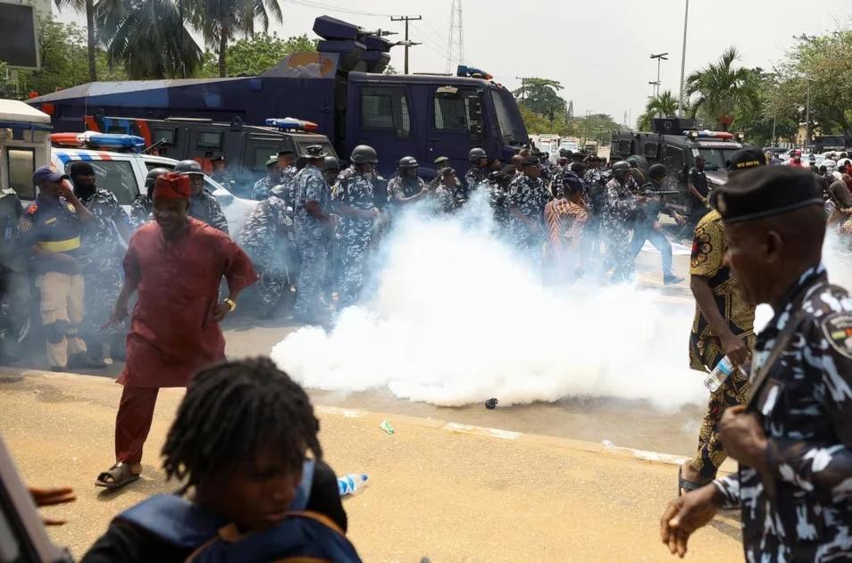 Nigeria: la Police Disperse des Manifestants au Gaz LacrymogèNe Nigeria: la Police Disperse des Manifestants au Gaz LacrymogèNe