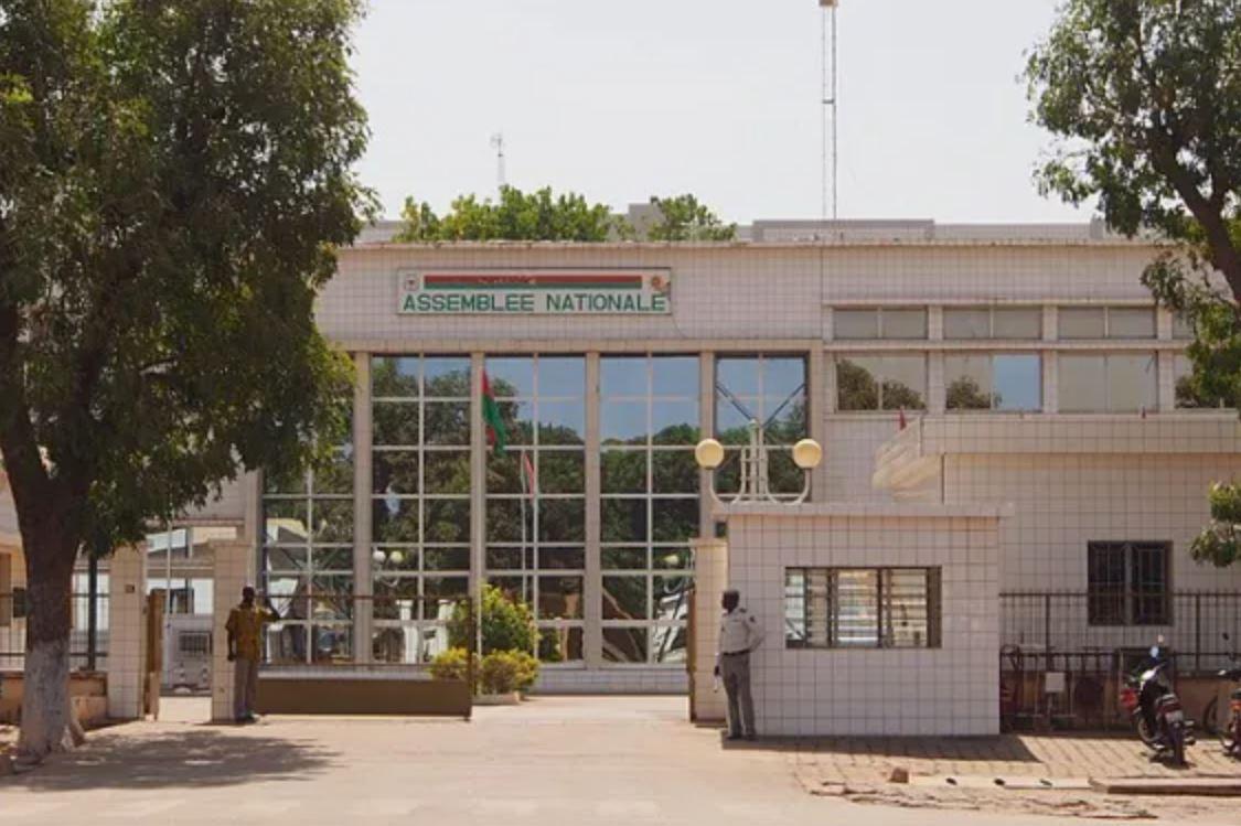 Le Parlement Burkinabè Adopte la Dissolution des Partis Le Parlement Burkinabè Adopte la Dissolution des Partis