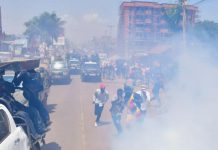 مرشح المعارضة الأوغندية يتهم الأمن بالاعتداء عليه مرشح المعارضة الأوغندية يتهم الأمن بالاعتداء عليه