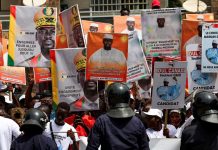 مامادي دومبويا يترشح للرئاسة بعد قيادة الانقلاب في غينيا مامادي دومبويا يترشح للرئاسة بعد قيادة الانقلاب في غينيا