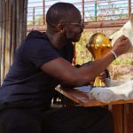 مدرب السنغال يستعرض كأس أفريقيا مع أسد في متنزه بري مدرب السنغال يستعرض كأس أفريقيا مع أسد في متنزه بري