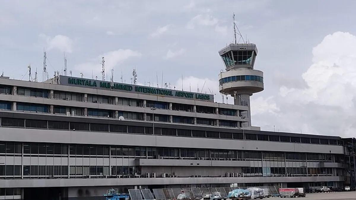 استئناف الرحلات الجوية بعد السيطرة على حريق مطار لاغوس استئناف الرحلات الجوية بعد السيطرة على حريق مطار لاغوس