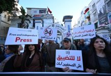 وقفة احتجاجية في تونس دعما للإعلامي المسجون مراد الزغيدي وقفة احتجاجية في تونس دعما للإعلامي المسجون مراد الزغيدي
