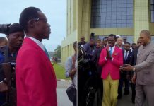 Congo: Sports Minister Gifts Luxury Car to the “Statue Fan” Congo: Sports Minister Gifts Luxury Car to the "Statue Fan"