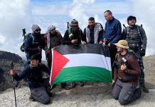 Palestinians Raise Flag on Uhuru Peak in Tanzania Palestinians Raise Flag on Uhuru Peak in Tanzania