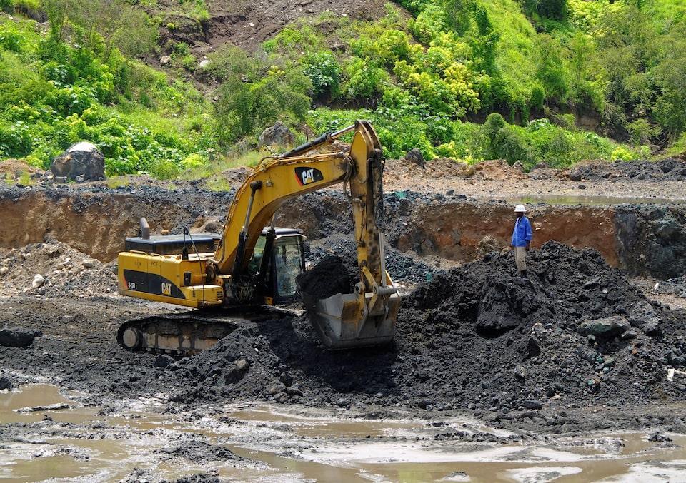 Zimbabwe Bars Foreign Firms from Gold Mining Zimbabwe Bars Foreign Firms from Gold Mining