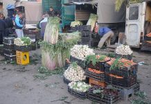 تجار الأسواق الجوارية يمتثلون للإجراءات الوقائية من الفيروس
