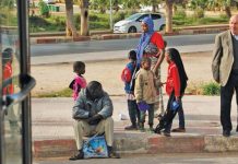 أفارقة يخاطرون بحياتهم مشيا على الأقدام في عز الوباء بأدرار