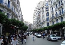 مواطنون بلا كمامات وعودة المصافحة والقبلات إلى الشوارع