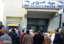 زبائن البريد يحتجون على نقص السيولة