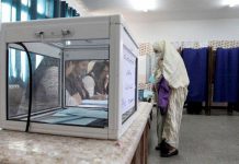 انتخاب بالكمامة وفرز الأصوات بالقفازات انتخاب بالكمامة وفرز الأصوات بالقفازات