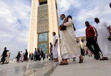 هكذا أدى الجزائريون أول صلاة جمعة بـ”جامع الجزائر” هكذا أدى الجزائريون أول صلاة جمعة بـ”جامع الجزائر”