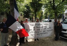 الحركى يطالبون بطرح ملفهم على طاولة التفاوض مع الجانب الجزائري الحركى يطالبون بطرح ملفهم على طاولة التفاوض مع الجانب الجزائري