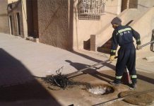 “الشروق” ترافق عمال مؤسسة التطهير في حملة إصلاح البالوعات ببسكرة “الشروق” ترافق عمال مؤسسة التطهير في حملة إصلاح البالوعات ببسكرة