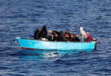 وزارة الدفاع: توقيف 14 حراقا مغربيا على متن قوارب تقليدية وزارة الدفاع: توقيف 14 حراقا مغربيا على متن قوارب تقليدية