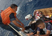 انتشال جثة حراق وإنقاذ 8 أشخاص في انقلاب قارب للحرقة انتشال جثة حراق وإنقاذ 8 أشخاص في انقلاب قارب للحرقة