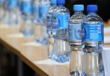 مواطنون يستنكرون الزيادات في أسعار المياه المعدنية مواطنون يستنكرون الزيادات في أسعار المياه المعدنية