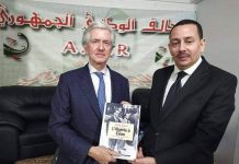 ساحلي يهدي السفير الفرنسي كتابا حول إيفيان ساحلي يهدي السفير الفرنسي كتابا حول إيفيان