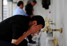 جمعية العلماء: توضؤ المصلين بقنينات الماء لا يليق جمعية العلماء: توضؤ المصلين بقنينات الماء لا يليق