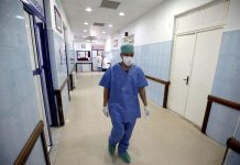 الحكومة تحذر: يجب التفكير في التجربة القاسية للسلك الطبي الحكومة تحذر: يجب التفكير في التجربة القاسية للسلك الطبي