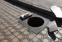 عصابات تسرق البالوعات ببلدية خرايسية في عز النهار عصابات تسرق البالوعات ببلدية خرايسية في عز النهار