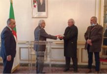 سفير الجزائر بفرنسا يسلم الراية الوطنية لعائلة الشهيد علي بومنجل سفير الجزائر بفرنسا يسلم الراية الوطنية لعائلة الشهيد علي بومنجل