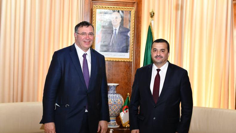 عرقاب يفتح ملفات هامة مع الرئيس التنفيذي لمجمع توتال! عرقاب يفتح ملفات هامة مع الرئيس التنفيذي لمجمع توتال!