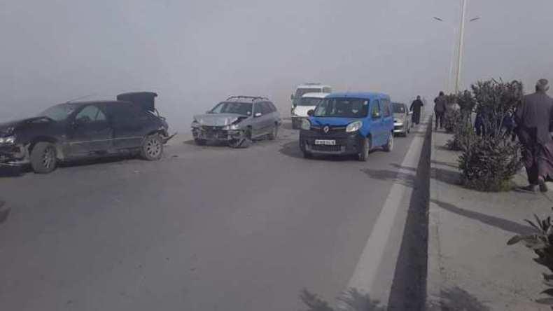 اصطدام تسلسلي لـ 7 سيارات بسبب دخان مفرغة عشوائية بسطيف اصطدام تسلسلي لـ 7 سيارات بسبب دخان مفرغة عشوائية بسطيف