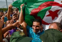 القضاء الجزائري يلغي الملاحقات بحق أحد أبرز وجوه الحراك الشعبي القضاء الجزائري يلغي الملاحقات بحق أحد أبرز وجوه الحراك الشعبي