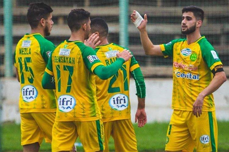 اللاعبون يشتكون تأخر مستحقاتهم عشية السفر إلى إستوانيا اللاعبون يشتكون تأخر مستحقاتهم عشية السفر إلى إستوانيا