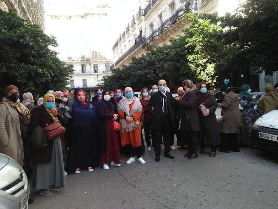 وقفات إحتجاجية لأمناء الضبط والأسلاك المشتركة عبر الهيئات القضائية وقفات إحتجاجية لأمناء الضبط والأسلاك المشتركة عبر الهيئات القضائية