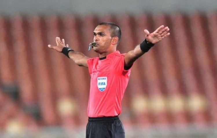 هذا هو حكم أول مباراة لمحاربي الصحراء في الكان هذا هو حكم أول مباراة لمحاربي الصحراء في الكان