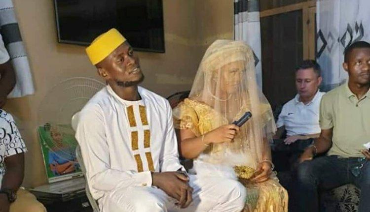 بِالفيديو: تُقبّل قدمَي زوجها عشية مواجهة الجزائر! بِالفيديو: تُقبّل قدمَي زوجها عشية مواجهة الجزائر!