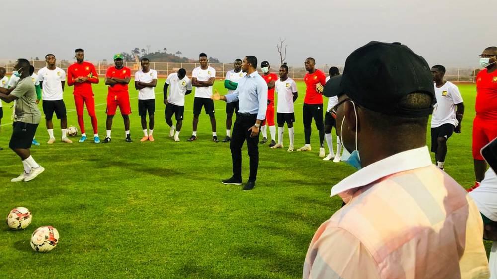 هذا ما طلبه إيتو من لاعبي الكاميرون قبل مواجهة الجزائر (فيديو) هذا ما طلبه إيتو من لاعبي الكاميرون قبل مواجهة الجزائر (فيديو)