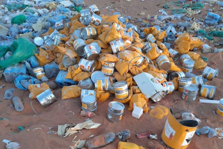 مجهولون يتخلصون من نفايات كيماوية سامة بصحراء إن امناس مجهولون يتخلصون من نفايات كيماوية سامة بصحراء إن امناس