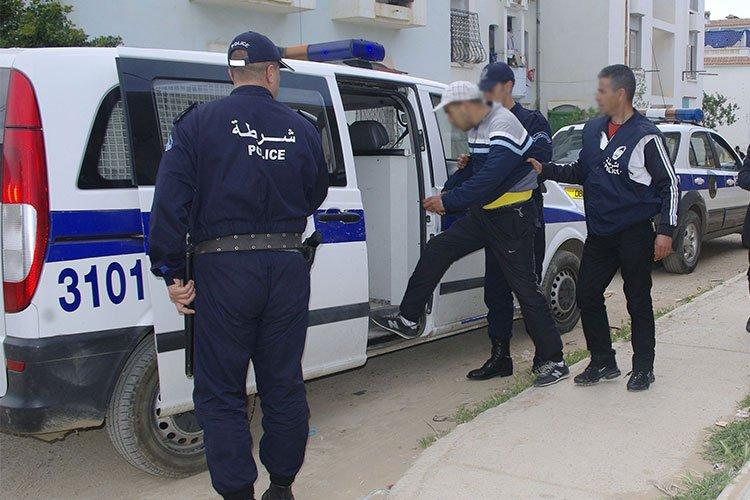 يقتني سلعا بـ 300 مليون ويسلم أصحابها مناديل بدل النقود! يقتني سلعا بـ 300 مليون ويسلم أصحابها مناديل بدل النقود!