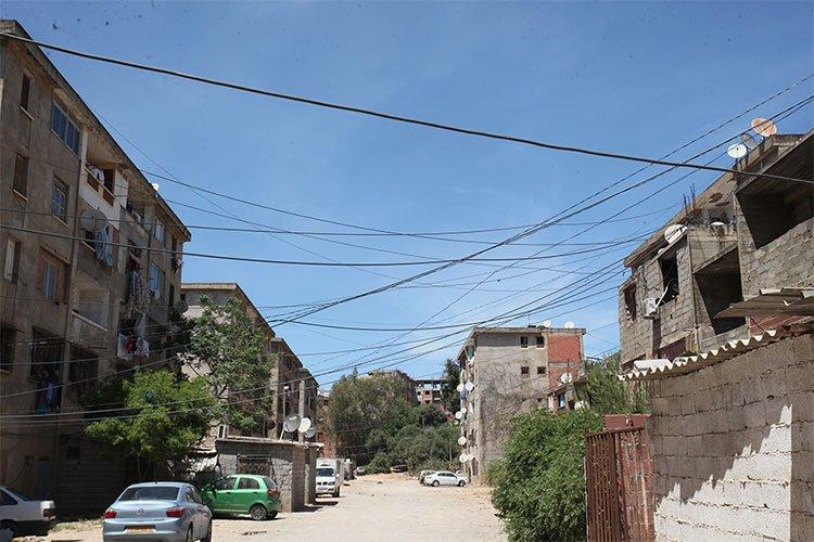 الربط العشوائي للكهرباء بالأحياء الفوضوية ينذر بكوارث في العاصمة الربط العشوائي للكهرباء بالأحياء الفوضوية ينذر بكوارث في العاصمة