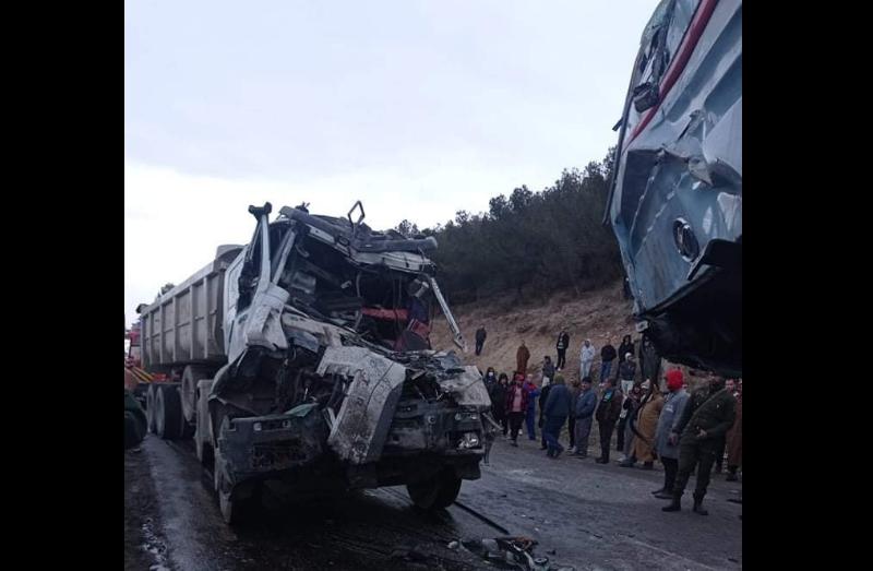 البويرة: 15 جريحا في اصطدام شاحنة بحافلة نقل (صور) البويرة: 15 جريحا في اصطدام شاحنة بحافلة نقل (صور)