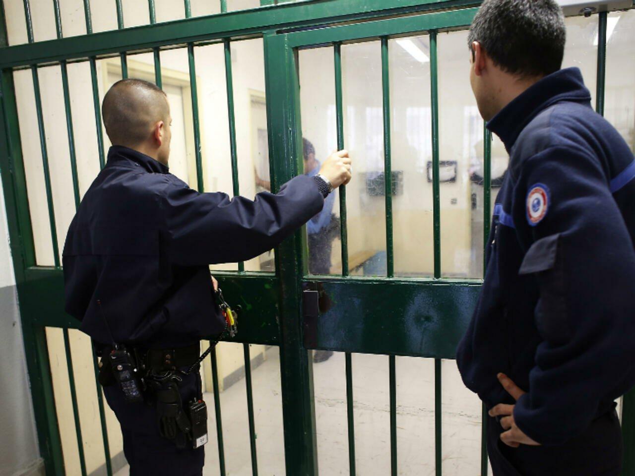 تقرير رسمي يكشف عن آلاف الجزائريين في سجون فرنسا تقرير رسمي يكشف عن آلاف الجزائريين في سجون فرنسا