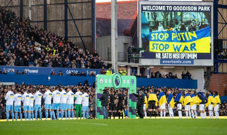 الإنجليز “يُسيّسون” مباراة فريق محرز الإنجليز “يُسيّسون” مباراة فريق محرز