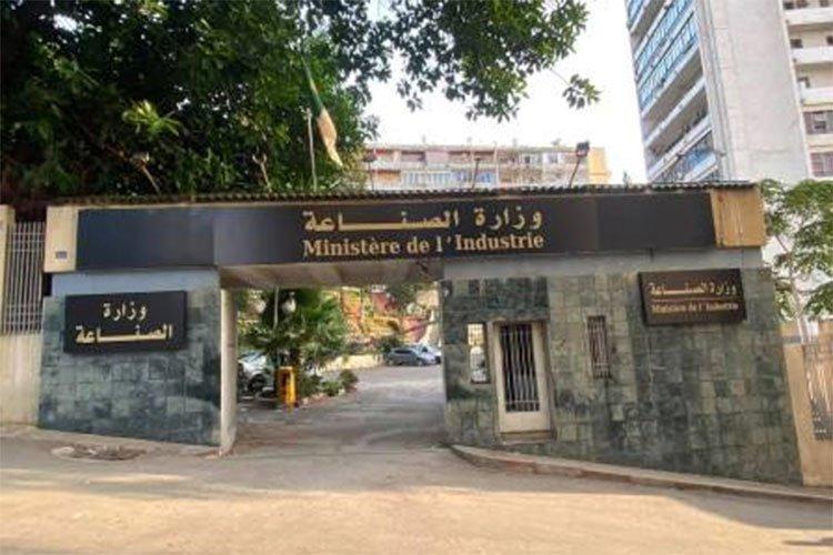 وزارة الصناعة: 4 لقاءات خاصة لبعث صناعة الحافلات والمقطورات وزارة الصناعة: 4 لقاءات خاصة لبعث صناعة الحافلات والمقطورات