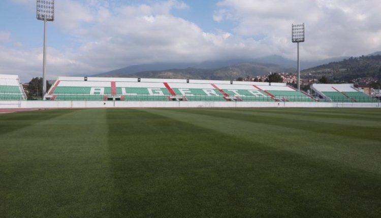 أرضية ملعب البليدة “خضراء” تسرّ النّاظرين أرضية ملعب البليدة “خضراء” تسرّ النّاظرين