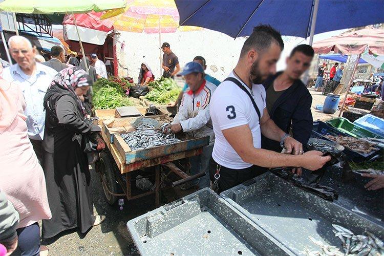 أسعار “جنونية” للأسماك بسبب الاضطرابات الجوية أسعار “جنونية” للأسماك بسبب الاضطرابات الجوية