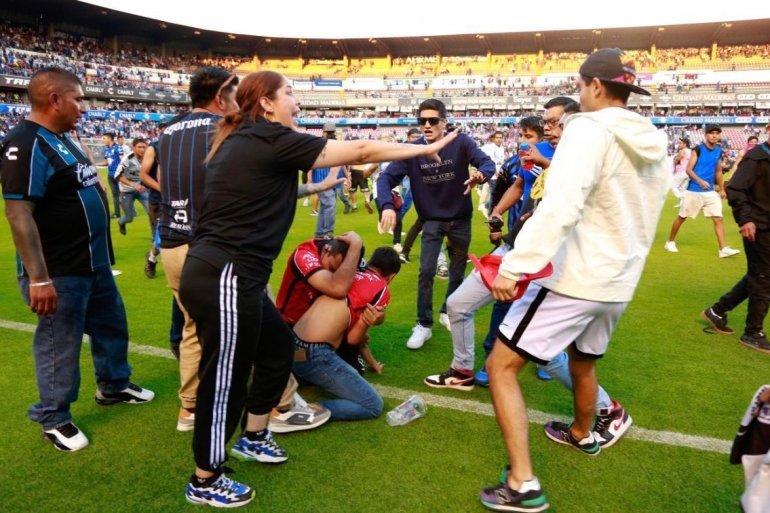 عشرات المصابين وأنباء عن وفيات في مباراة بالدوري المكسيكي (فيديو) عشرات المصابين وأنباء عن وفيات في مباراة بالدوري المكسيكي (فيديو)