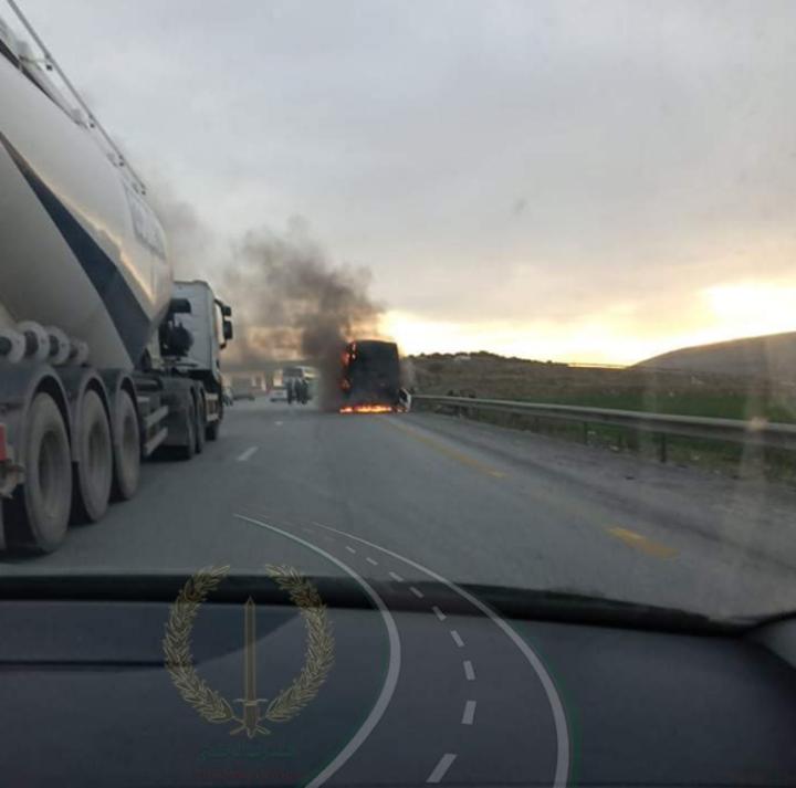 بالفيديو.. احتراق حافلة على الطريق السيّار شرق-غرب بقسنطينة بالفيديو.. احتراق حافلة على الطريق السيّار شرق-غرب بقسنطينة