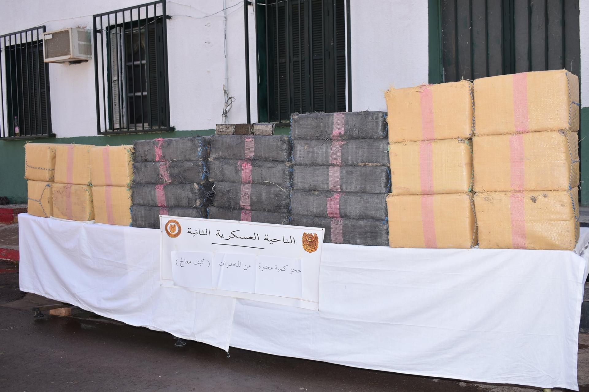 حجز 17 قنطارا من الكيف على الحدود مع المغرب حجز 17 قنطارا من الكيف على الحدود مع المغرب