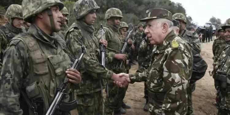 الفريق شنقريحة يهنىء أفراد الجيش الفريق شنقريحة يهنىء أفراد الجيش